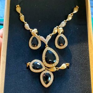 Black and gold jewelry set